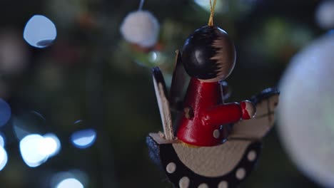 Bunte-Spielzeugdekoration,-Die-Auf-Grünem-Weihnachtsbaum-Rotiert,-Nahaufnahme-4K