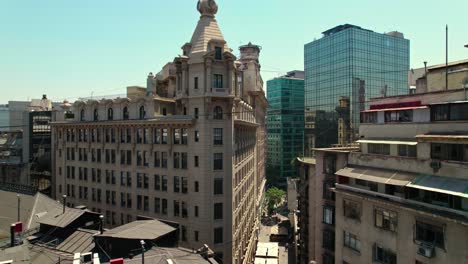 Aufsteigende-Überführung-Im-Viertel-La-Bolsa-Mit-Dem-Ariztía-Gebäude,-Dem-Ersten-Wolkenkratzer-In-Santiago,-Chile-–-Architektur-ähnlich-Dem-Flatiron-Gebäude