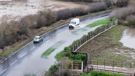Los-Vehículos-Circulan-A-Través-De-Carreteras-Inundadas-Acortan-La-Antena-De-Essex,-Reino-Unido