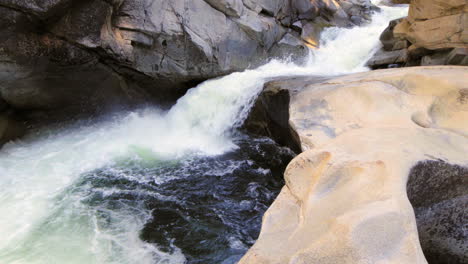 Fuerte-Flujo-De-Agua-Del-Río-Formando-Erosión-Por-Baches-En-La-Cuenca-Giratoria-Del-Baño-De-Dios
