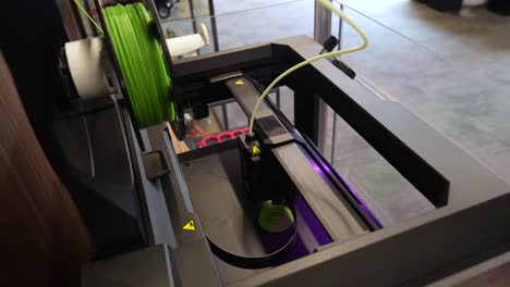 Ultramodern-3D-printer-working-on-a-project