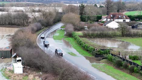 Los-Vehículos-Circulan-A-Través-De-Carreteras-Inundadas-Acortan-La-Antena-De-Essex,-Reino-Unido
