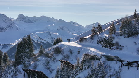 Zwei-Personen-Auf-Einem-Aussichtspunkt-Im-Winterwunderland-Adelboden
