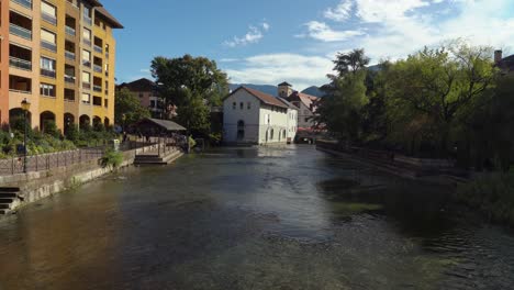 The-Thiou-is-a-short-river-in-the-city-of-Annecy,-France