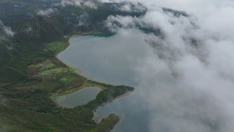 Toma-Aérea-Inclinada-Hacia-Abajo-De-La-Laguna-Do-Fogo-Con-Nubes-Bajas-En-La-Isla-De-Sao-Miguel,-Azores