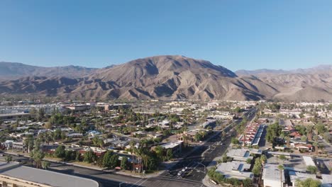 Palm-Desert,-California-drone-video-moving-from-low-to-high