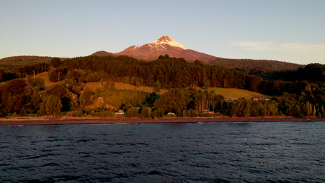 Nahaufnahme-Osorno-Vulkan-Llanquihue-See-Puerto-Varas-Los-Lagos-Chile-Sonnenuntergang-Wellen-Wald-Bäume-Schwarzer-Sand