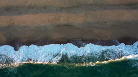 Vogelperspektive-Strand-In-Uruguay-Wellen-Sonnenuntergang-Schritte-Anschwellen