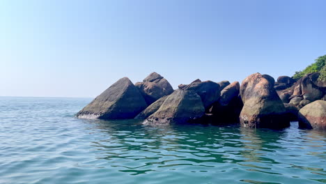 Ruhige-Wellen-Im-Ozean,-Die-Auf-Felsen-In-Goa,-Indien,-4k-Treffen