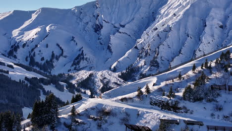 Drohnenaufnahme-Der-Schneebedeckten-Bergrücken-Adelboden-An-Einem-Sonnigen-Wintertag