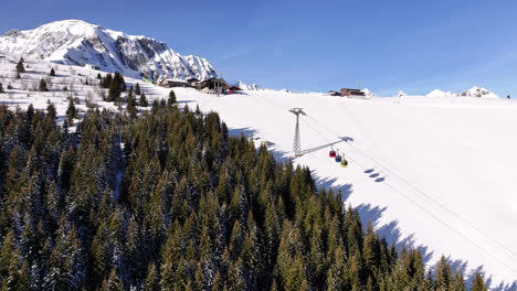 Seilbahn-Fährt-An-Einem-Sonnigen-Wintertag-In-Adelboden-Zur-Bergstation-Tschentenegg