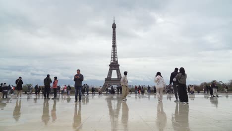 Tourists-Takes-Pictures-of-Themselves-in-Front-of-Eiffel-Tower-on-a-Rainy-Day-in-Trocadero-Square