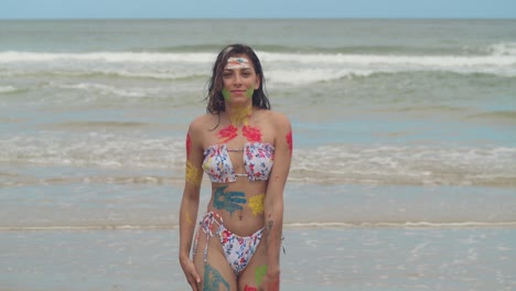 Ein-Sonniger-Tag-In-Der-Karibik-Bildet-Die-Kulisse-Für-Ein-Mit-Körperbemalung-Und-Bikini-Geschmücktes-Mädchen-An-Einem-Weißen-Sandstrand