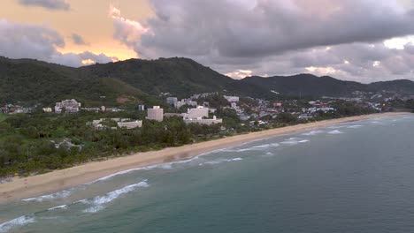 Grandes-Olas-Rodando-En-La-Playa-De-Karon-Con-Un-Cielo-Colorido-En-Phuket