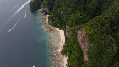 Drohnenaufnahmen-Von-Den-Phiphi-Inseln-In-Thailand,-Aufnahmen-Unglaublicher-Thailändischer-Landschaften,-Unglaubliche-Natur-Mit-Wahnsinnigen-Felsen,-Stränden,-Hügeln,-Meer-Und-Booten