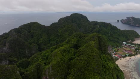 Drohnenaufnahmen-Von-Den-Phiphi-Inseln-In-Thailand,-Aufnahmen-Unglaublicher-Thailändischer-Landschaften,-Unglaubliche-Natur-Mit-Wahnsinnigen-Felsen,-Stränden,-Hügeln,-Meer-Und-Booten