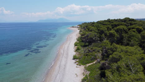 Eine-Wunderschöne-Aufnahme-Der-Griechischen-Küste,-Wo-Bäume,-Strand-Und-Meer-Aufeinandertreffen