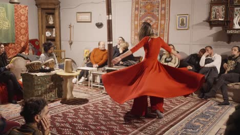 Danza-Giratoria-Derviche-Sufí-Sema-Realizada-Por-Una-Mujer-Caucásica-En-La-Casa-Cultural-Del-Islam