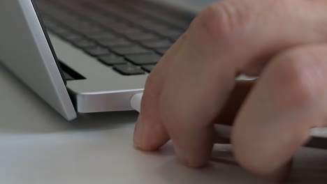 Hand-Steckt-Weißes-USB-C-Ladekabel-In-Laptop,-Nahaufnahme