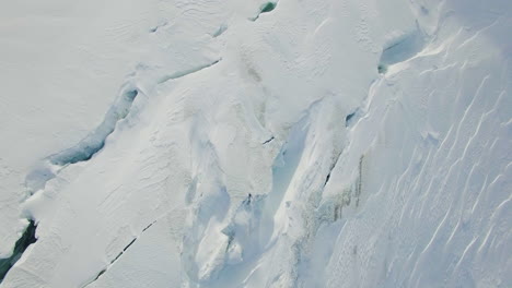 Begeben-Sie-Sich-Auf-Eine-Atemberaubende-Drohnenreise-über-Einen-Schneebedeckten-Berggipfel