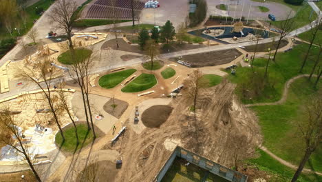 Neues-Parkgebiet-In-Der-Bauentwicklung-In-Einem-Vorstadtviertel-Außerhalb-Der-Stadt,-Luftaufnahme-Per-Drohne