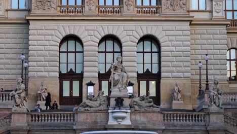 Fachada-De-Entrada-Al-Museo-Nacional-De-Praga,-Plaza-Wenceslao-De-Praga,-República-Checa