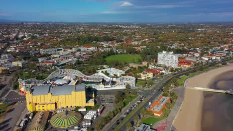Atemberaubende-Luftaufnahmen-über-St.-Kilda-Beach-Und-Luna-Park-Melbourne
