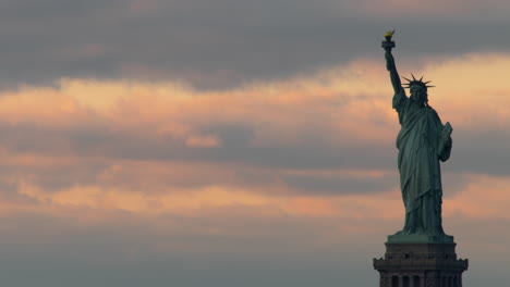 Die-Freiheitsstatue-Silhouettierte-Vor-Rosa-Wolken