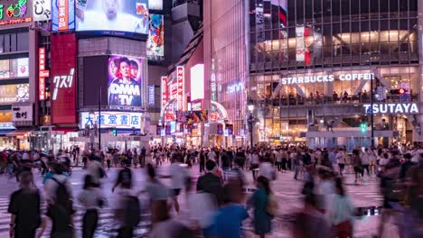 Lapso-De-Tiempo-Cercano-De-Personas,-Tráfico,-Luces-De-Neón-En-El-Concurrido-Cruce-De-Shibuya-En-Tokio-Por-La-Noche,-Japón