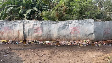 Müll-Stapelte-Sich-In-Der-Nähe-Der-Umgehungsstraße-In-Kalkutta,-Indien