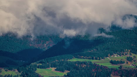 Sich-Bewegendes-Dickes-Wolkenbett-über-Grünem-Wald-Und-Feldtal,-Naturgrüner-Landschaft
