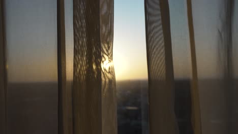 Sonnenuntergang-Zur-Goldenen-Stunde-Durch-Vorhänge-Betrachtet