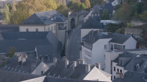 Luftschwenkansicht-Traditioneller-Gebäude-Und-Befestigungsanlagen-In-Luxemburg