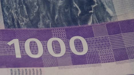 1000-Kr-Norwegische-Banknote-Vor-Der-Kamera-Umgedreht,-Makro-Nahaufnahme