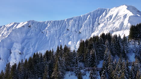 Laderas-Empinadas-De-Las-Montañas-Cubiertas-De-Nieve-Blanca-Iluminadas-Por-La-Luz-Del-Sol-En-Adelboden,-Suiza