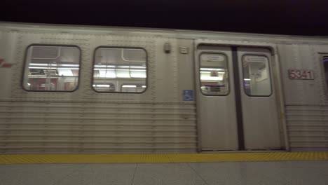 Menschen-Warten-An-Der-U-Bahn-Station-TTC,-Als-Der-Zug-Ankommt,-Toronto