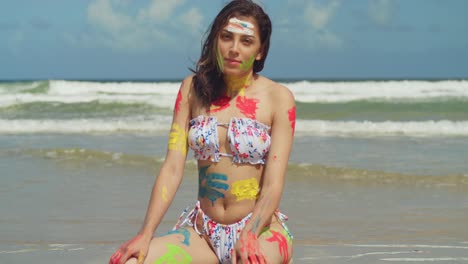 An-Einem-Hellen-Tag-In-Der-Karibik-Erkundet-Ein-Mädchen-Im-Bikini-Und-Mit-Körperbemalung-Einen-Weißen-Sandstrand