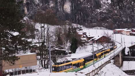 El-Wengenalpbahn-Saliendo-Del-Pueblo-Cascada-De-Lauterbrunnen-Hacia-La-Ciudad-Del-Valle-De-Wengen