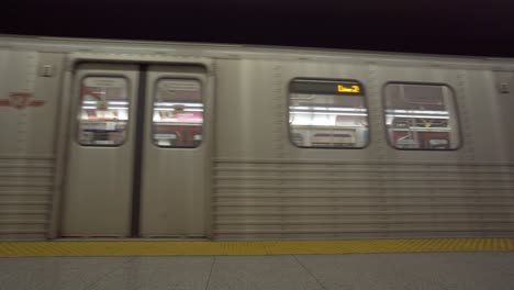 Zug-Der-Toronto-Transit-Commission-Fährt-Vom-U-Bahnsteig-Ab