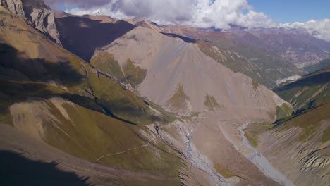 Toma-De-Drones-En-El-Campo-Base-De-Tilicho,-Paisaje-De-Senderos-De-Trekking,-Annapurna-Manang-Nepal,-Nubes-Y-Clima-Soleado-4k