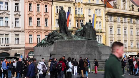Monumento-A-Jan-Hus-En-La-Plaza-De-La-Ciudad-Vieja-De-Praga,-República-Checa