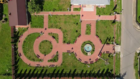 El-Jardín-Que-Rodea-El-Ayuntamiento-De-Palanca-En-Palanca,-Rumania---Toma-Aérea-De-Drones