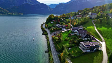 Hochmoderne-Villen-Mit-Blick-Auf-Einen-Wunderschönen-See-In-Österreich-An-Einem-Sonnigen-Tag
