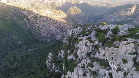 Acantilados-De-Montaña-Formaciones-Rocosas-Cámara-Aérea-Volar-A-Lo-Largo-De-Rocas-Verticales-épica-Mallorca