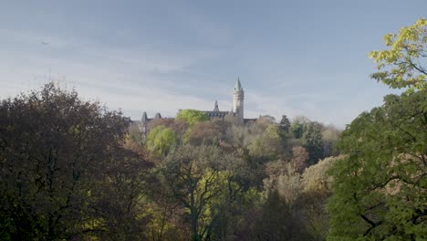 Schwenkansicht-Eines-üppig-Grünen-Parks-Mit-Dem-Historischen-Luxemburger-Palast-Im-Hintergrund