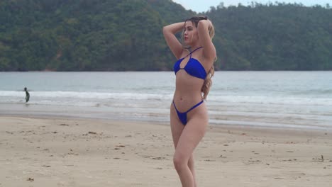 Tag-Eines-Bikini-Models-Am-Strand-Der-Karibische-Charme-Von-Trinidad-Und-Tobago-Bietet-Eine-Malerische-Kulisse