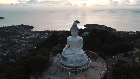 La-Gran-Estatua-De-Buddga-En-La-Playa-De-Karon-En-Phuket-En-Tailandia-Durante-La-Puesta-De-Sol.
