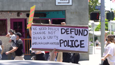 Retirar-Fondos-Al-Cartel-De-La-Policía-En-La-Protesta-Black-Lives-Matter-En-Los-Ángeles,-California