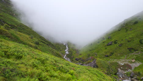 Grüne-Nepal-Drohnenaufnahme,-Landschaftswolken,-Die-Land-Und-Fließende-Flüsse-Bedecken,-Abenteuerliche-Dreharbeiten-In-4K