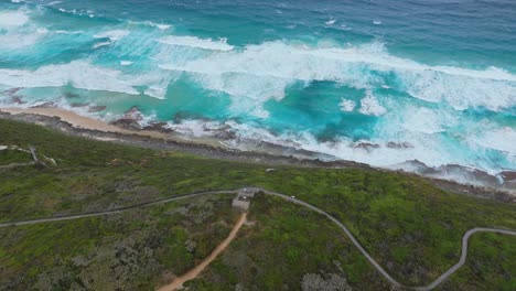 Filmischer-Flug-über-Den-Rand-Einer-Klippe-In-Wilde-Wellen-Entlang-Der-Küste-Westaustraliens